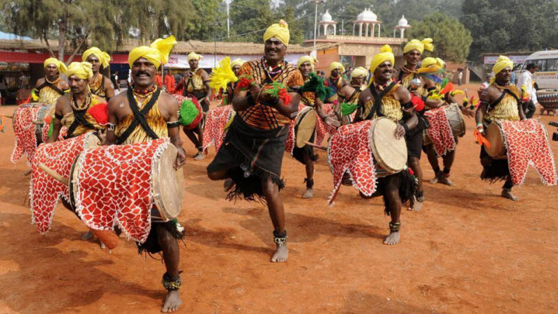 Беззаботные индийцы проводят Фестиваль народных ремесел