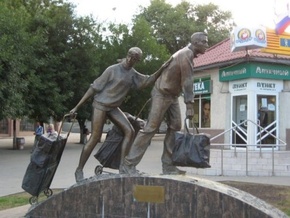 В Екатеринбурге появился трехметровый памятник челнокам