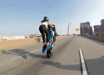 Удачные и неудачные трюки на мотоциклах в гифках