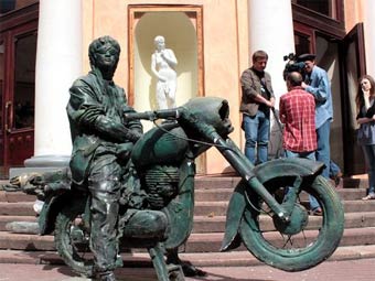 В центре Петербурга на один день поставили памятник Виктору Цою