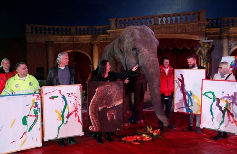 Картины слонихи продают по 150 баксов