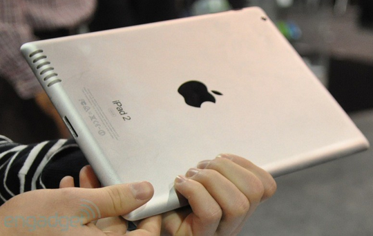 В США зарабатывают на продаже мест в очереди за iPad 2