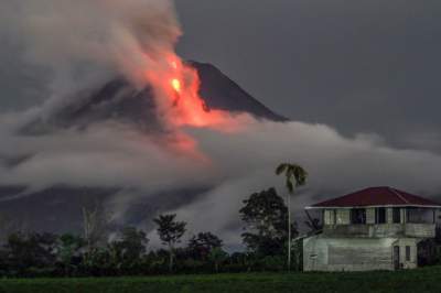 Мощное извержение вулкана на острове Суматра. Фото