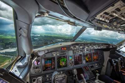 Как выглядит мир из кабины пилота самолета. Фото