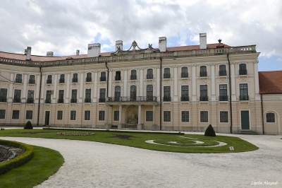 Прогулка по необычайно красивому венгерскому дворцу. Фото