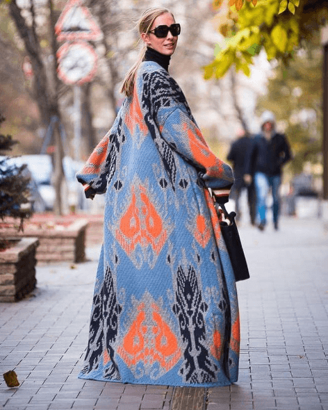 Катя Осадчая вышла на прогулку в стильном пальто
