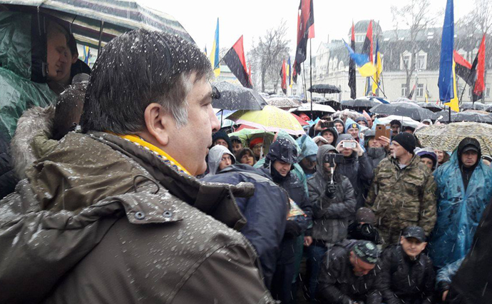 На митинге Саакашвили используют детей