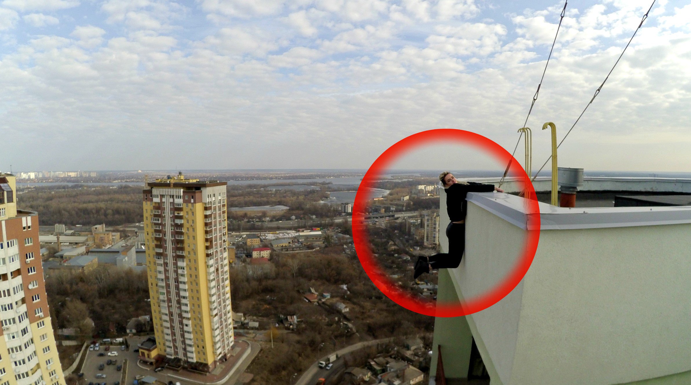 18-летняя девушка проделывала смертельно опасные трюки на одесских крышах