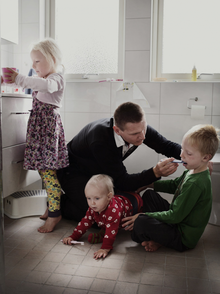 Характер нордический: что делают папы Швеции в декрете (фото)