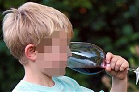 Самый молодой алкоголик Британии – трехлетний мальчик