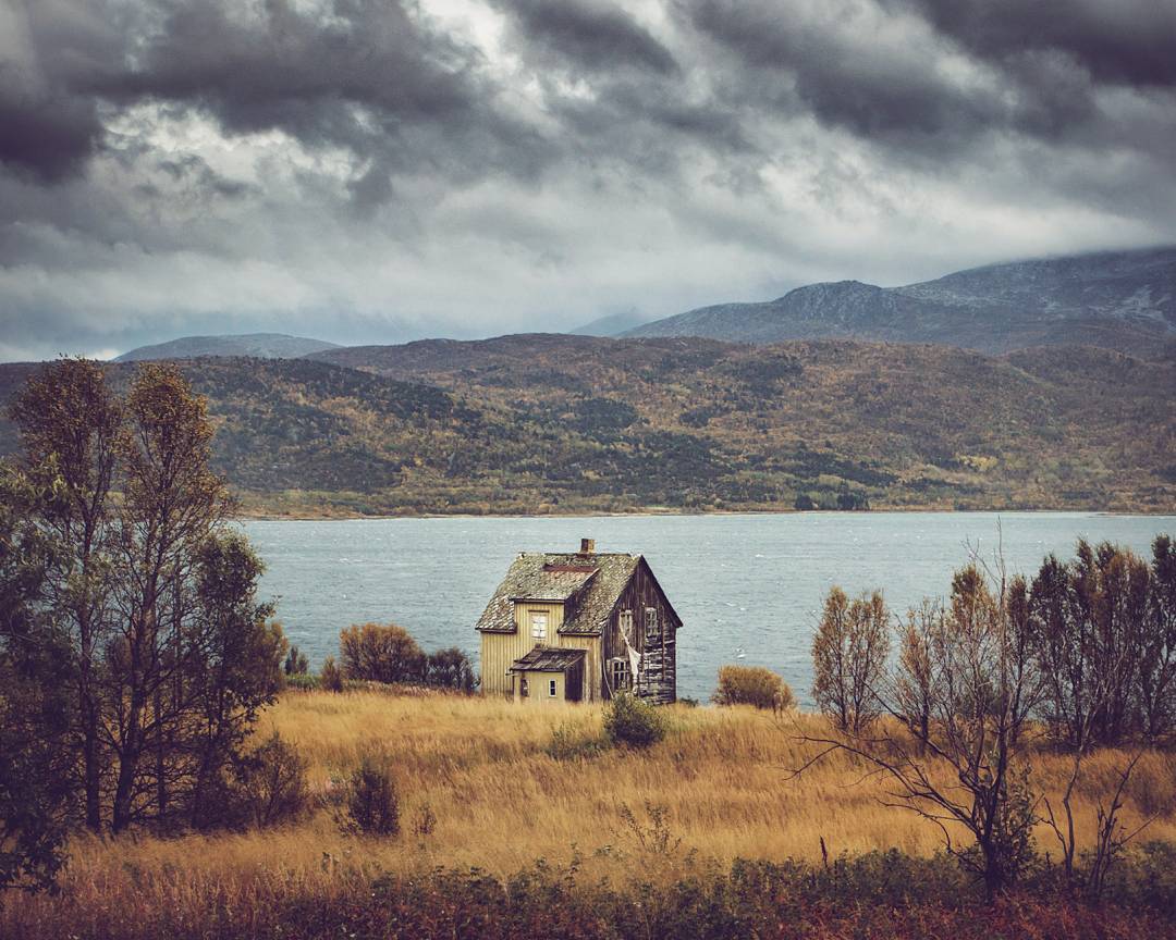 Одиноко стоящий дом. Заброшенный дом в Норвегии. Норвегия заброшенная деревня. Заброшенные дома Скандинавии. Заброшенный дом у озера.