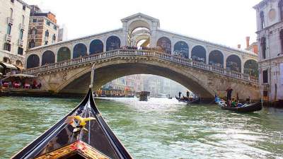 Курьез дня: парочка влюбленных из Франции угнала гондолу в Венеции