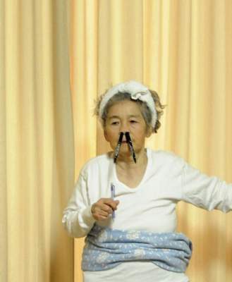 89-летняя японская бабушка повеселила мир смешными автопортретами