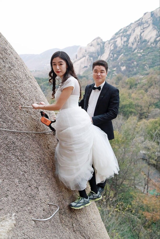 Китайские новобрачные сыграли свадьбу на отвесе скалы