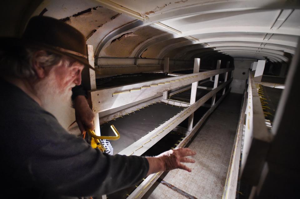 Канадец построил ядерный бункер из 42 школьных автобусов
