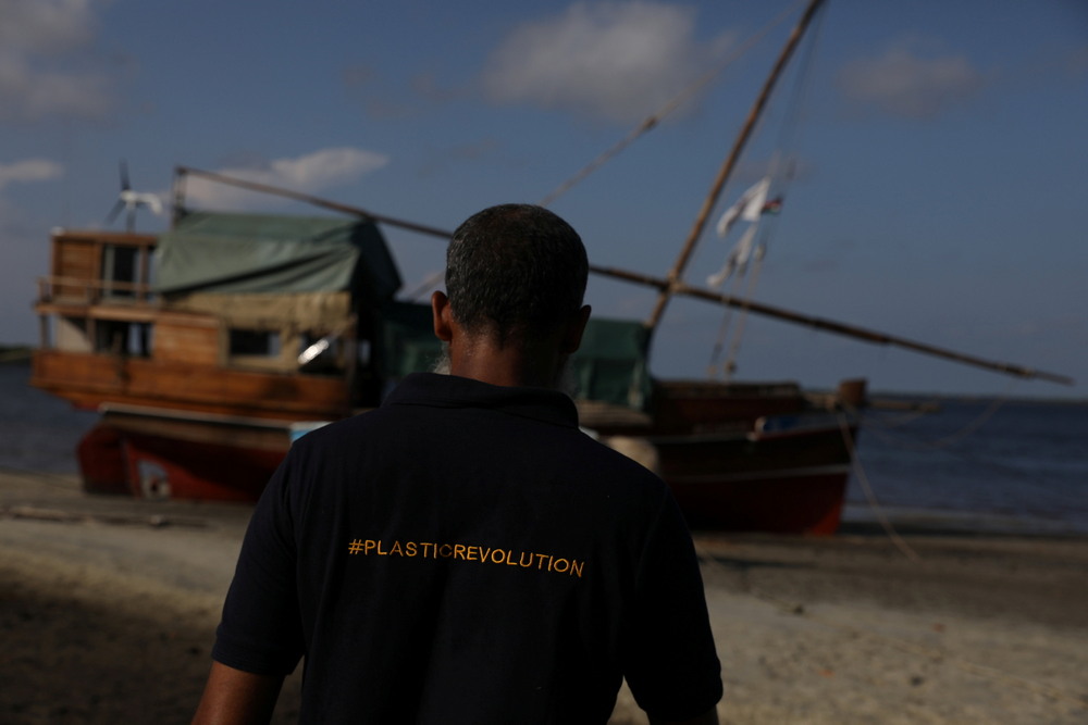 Мастера в Кении строят лодки из пластиковых отходов