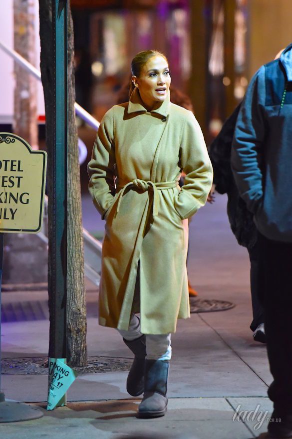  Дженнифер Лопес в стильном пальто и уггах прогулялась по улицам Нью-Йорка