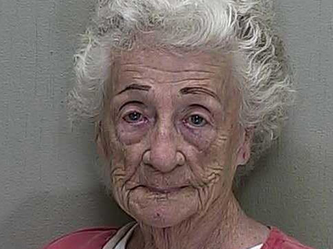 Влюбленная 92-летняя бабушка расстреляла соседа, который отказался ее поцеловать