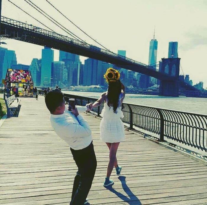 Парни делают снимки своих девушек для Instagram