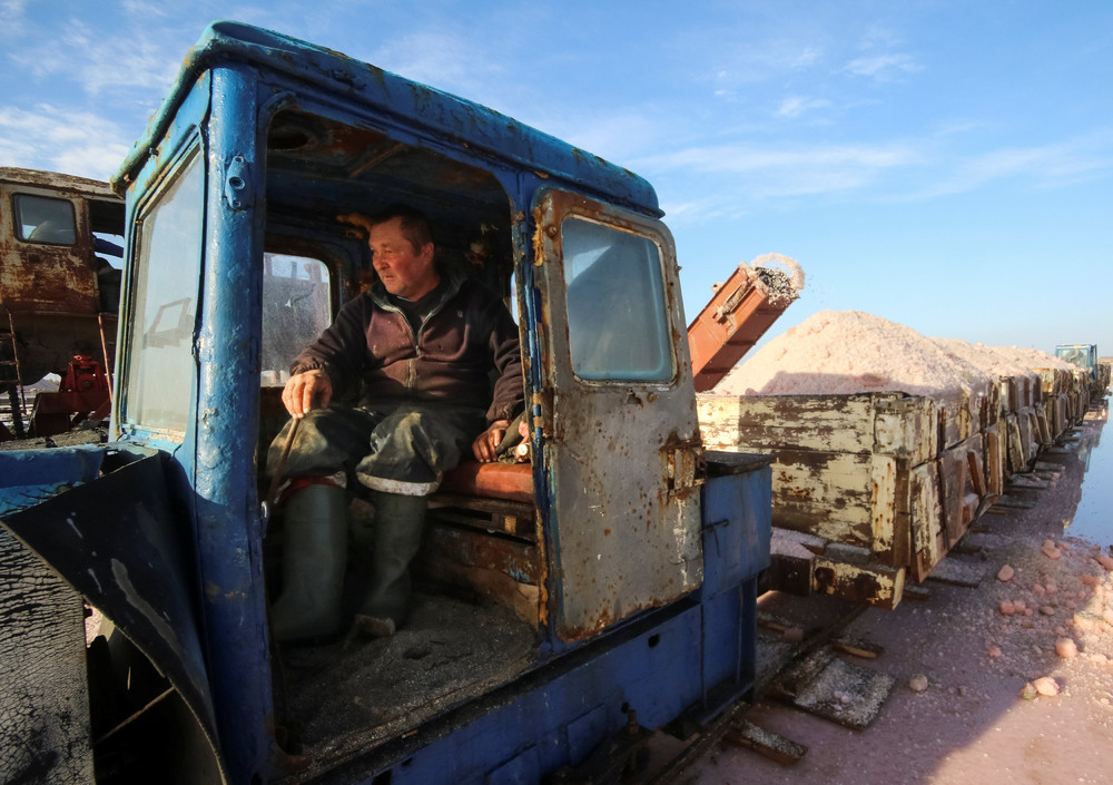 Добыча розовой соли в Крыму