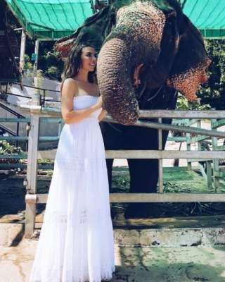 Анна Седокова, надев платье невесты, обнималась со слоном