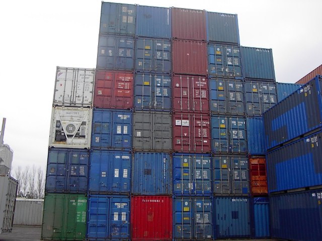 Таможенники нашли более сотни «таинственных» контейнеров 