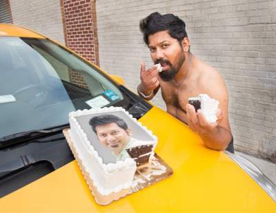 Нью-Йоркские таксисты повеселили пародией на откровенные календари