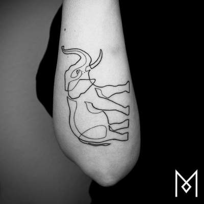 Художник создает удивительные татуировки одной непрерывной линией. Фото