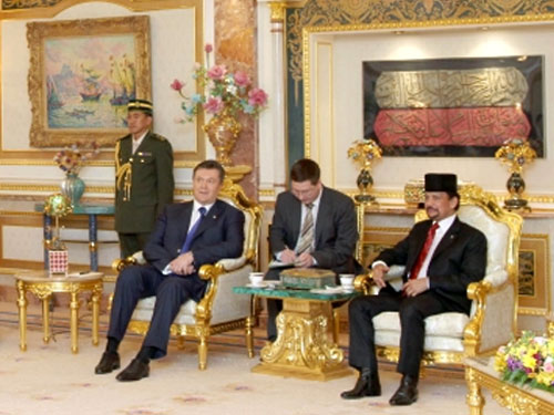 Янукович призвал ливийцев к миру и диалогу