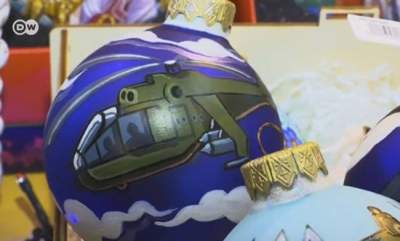 Маразм крепчает: в России елочные игрушки «украсили» танками