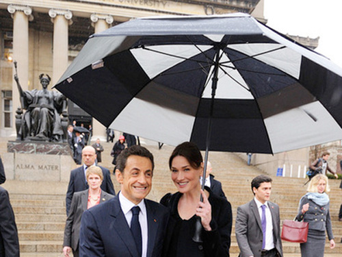 Для защиты Саркози охрана будет использовать специальные зонтики