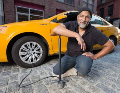 Нью-Йоркские таксисты повеселили пародией на откровенные календари