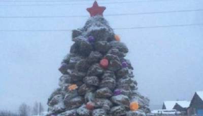 Смех до слез: в России новогоднюю елку слепили из навоза 