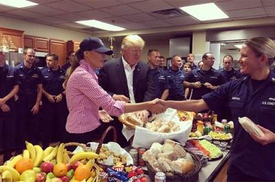 В бейсболке и клетчатой рубашке - Мелания Трамп обворожила спасателей во Флориде. Фото