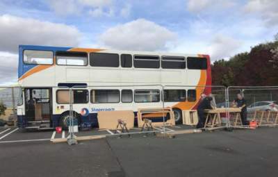 В Германии старый автобус превратили в жилье для бездомных. Фото
