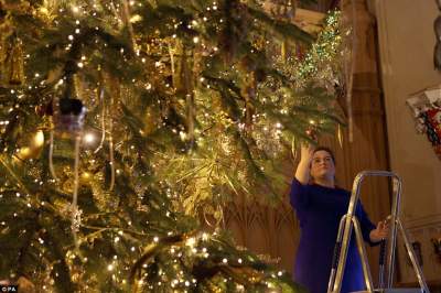 В ожидании Рождества: Букингемский дворец неузнаваемо преобразился. Фото