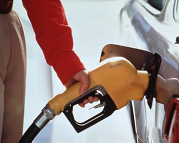 У Азарова разрешили трейдерам еще больше повысить цены на бензин