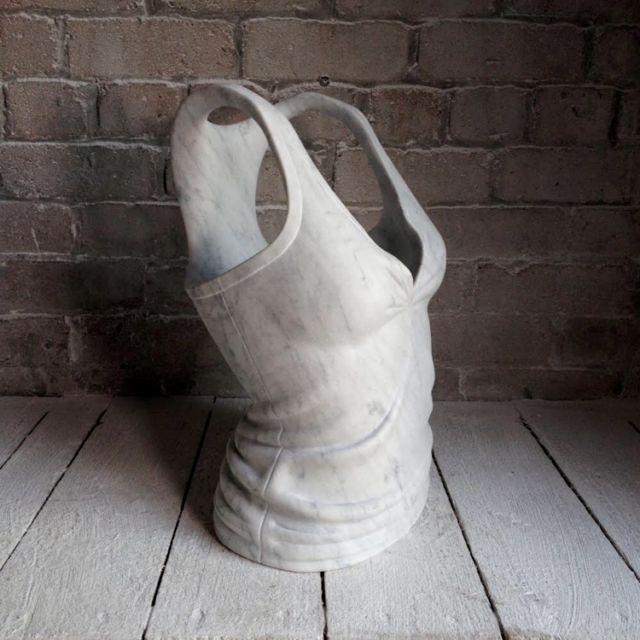 Мраморная одежда и обувь от художника Аласдаира Томсона