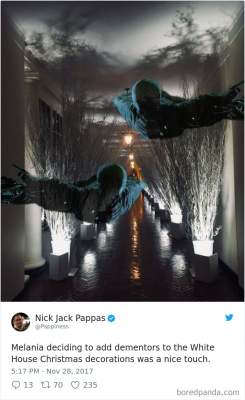 В сети хохочут над новогодним украшением Белого дома Меланией Трамп