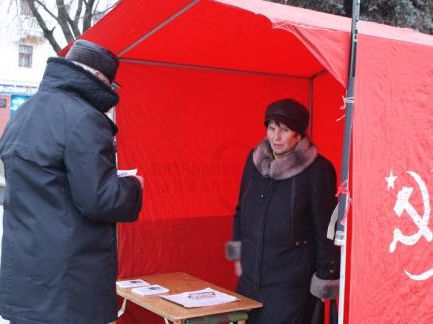 В Луцке разгромили палатку коммунистов, собиравших деньги на памятник Сталину 