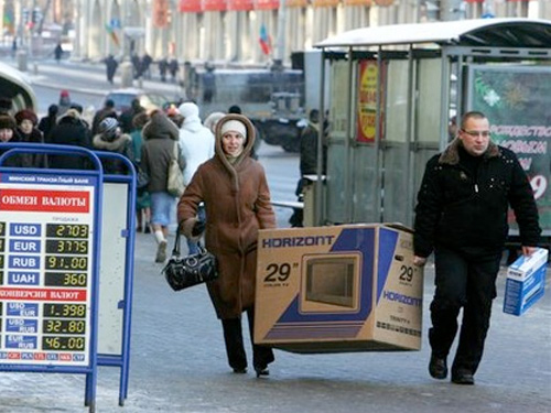 Валютный кризис приводит экономику Беларуси из проблемного состояния в ужасающее