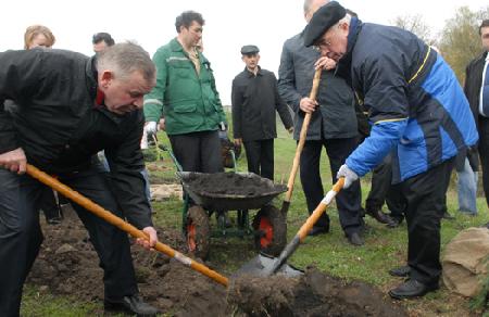 Премьер-министр приказал украинцам брать лопату и самим выращивать еду