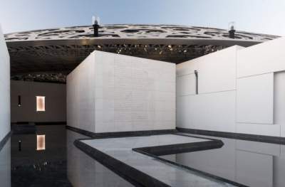 Инопланетные интерьеры арабского «Лувра». Фото