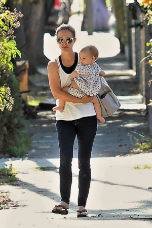 Натали Портман на прогулке с дочерью