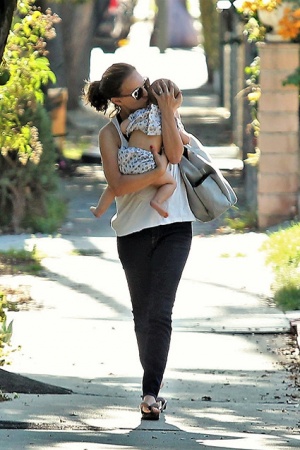 Натали Портман на прогулке с дочерью