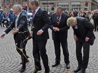 Президента Германии забросали яйцами у городской ратуши
