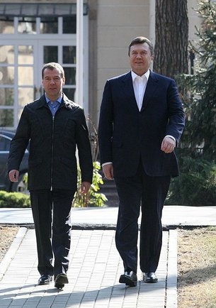 Медведев приедет решать проблемы с Януковичем