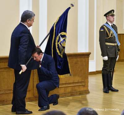 Целующий флаг Луценко стал героем фотожаб