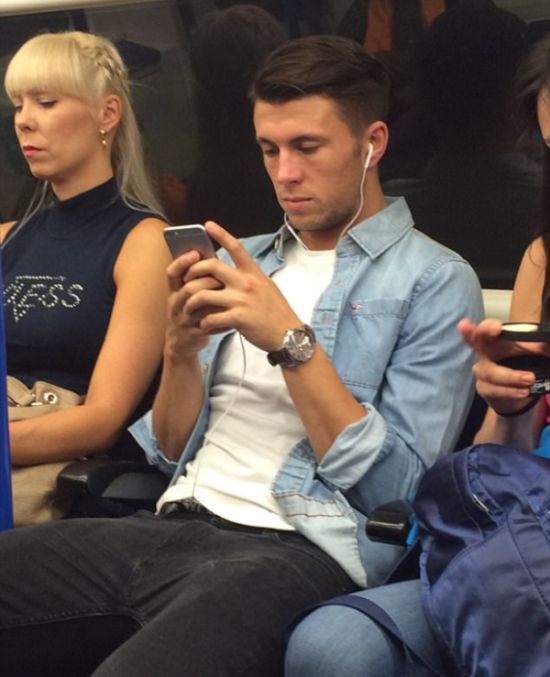 Девушки фотографируют мужчин в лондонском метро