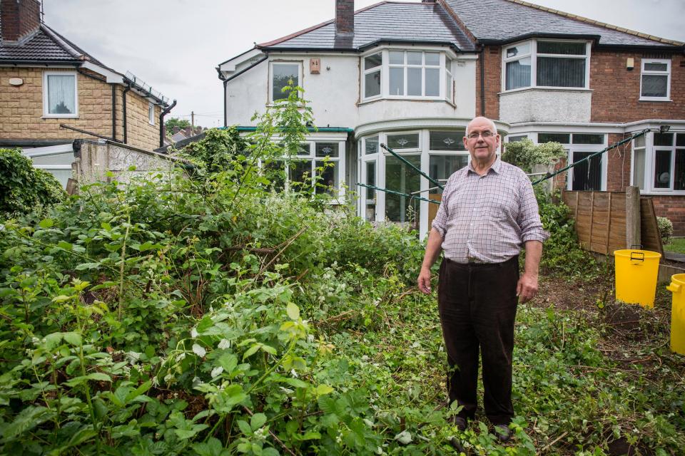 Британский пенсионер завалил дом барахлом и не может туда зайти